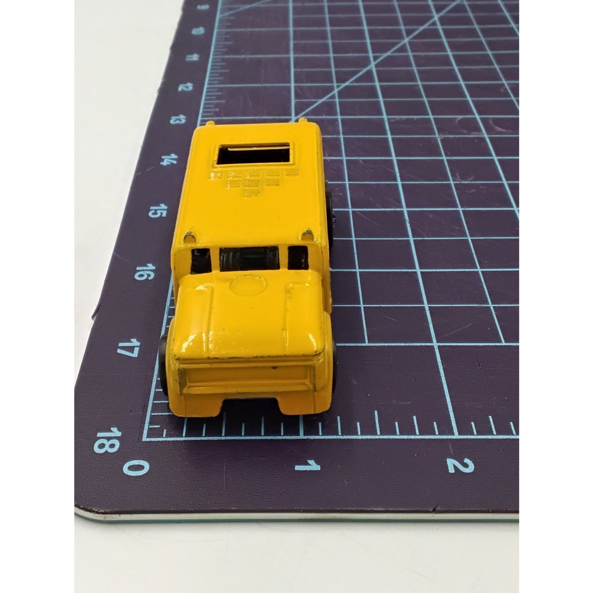1970 S-COOL BUS YELLOW COLOR HEAVYWEIGHTS * PLAY WEAR * REDLINE Collectible