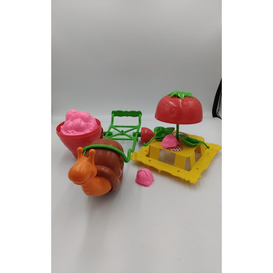 1980 Strawberry Shortcake Snail Cart Escargo Ice Cream Play Set Complete