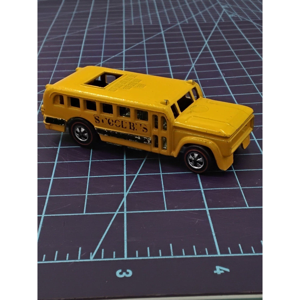 1970 S-COOL BUS YELLOW COLOR HEAVYWEIGHTS * PLAY WEAR * REDLINE Collectible