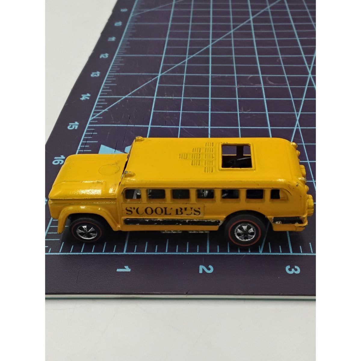 1970 S-COOL BUS YELLOW COLOR HEAVYWEIGHTS * PLAY WEAR * REDLINE Collectible