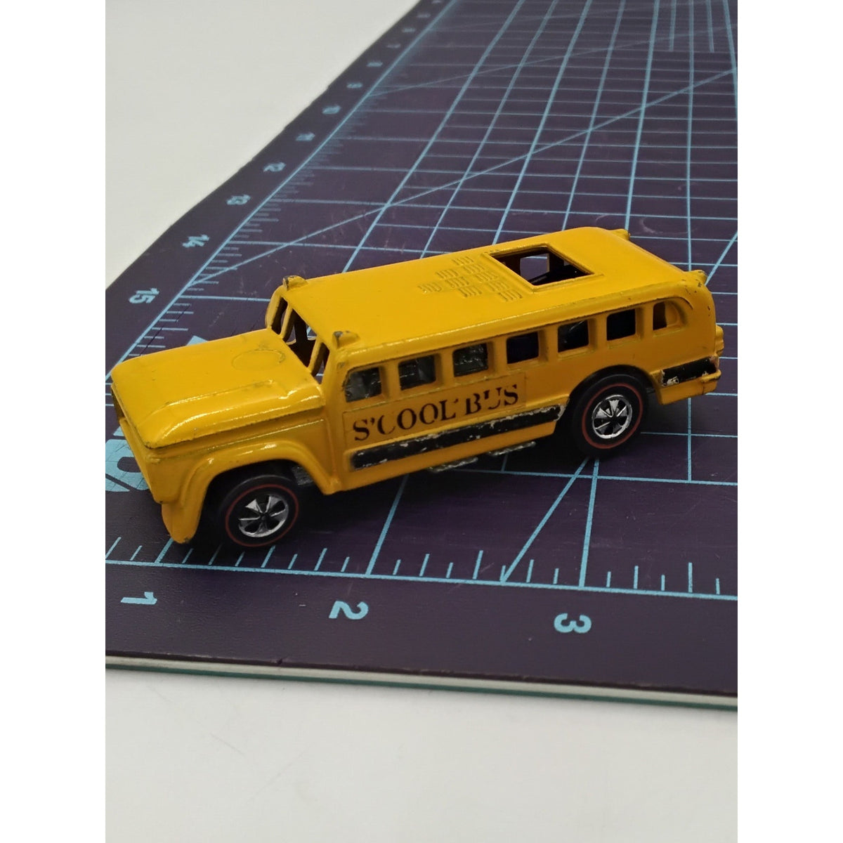 1970 S-COOL BUS YELLOW COLOR HEAVYWEIGHTS * PLAY WEAR * REDLINE Collectible