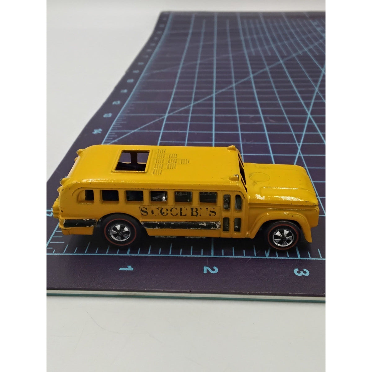 1970 S-COOL BUS YELLOW COLOR HEAVYWEIGHTS * PLAY WEAR * REDLINE Collectible